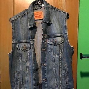Men’s large Levi’s jean vest